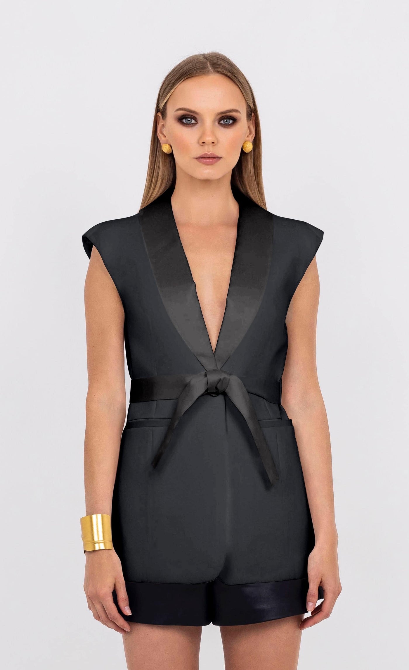 Roza black sleeveless blazer by Leochèle